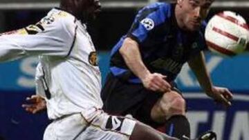 <b>INTER-MESSINA. </b>El defensa costamarfileño del Messina Marc Andr Zoro intenta tapar un lanzamiento de Kily Gonzalez.