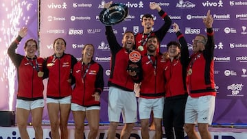 La Selección española celebra el título.