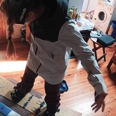 Así practica snowboard Núria Castán en casa durante el confinamiento