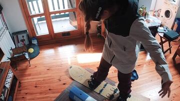 La snowboarder española Núria Castán practicando snowboard en casa durante el confinamiento por la pandemia del coronavirus.