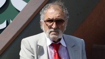 Ion Tiriac presencia un partido de Roland Garros en Par&iacute;s.