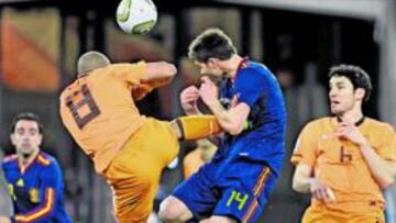 <b>SIMILAR. </b>La FIFA ha sancionado casi por igual a Holanda y España, pese a entradas como la de De Jong,