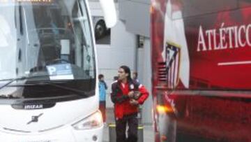 La salida del Atl&eacute;tico del Bernab&eacute;u coincidi&oacute; con la de los madridistas, camino del hotel de concentraci&oacute;n.