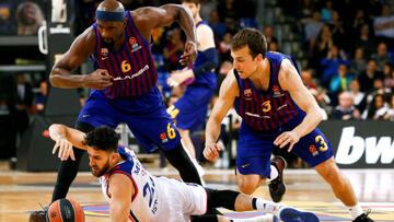 GRAF8438. BARCELONA, 26/04/2019.- El base serbio del Anadolu Efes Vasilije Micic (c) con el bal&oacute;n ante los jugadores del Bar&ccedil;a Lassa Chris Singleton (i), y Kevin Joseph Pangos (d) durante el cuarto partido de octavos de final de la Euroliga de baloncesto disputado este viernes en Barcelona. EFE/ Enric Fontcuberta.