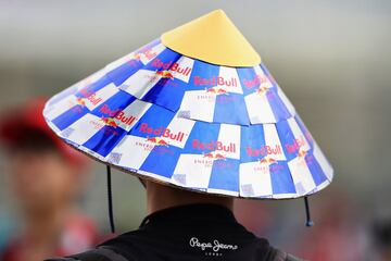 Un fan con el gorro tradicional japon谷s decorado en apoyo a Red Bull.