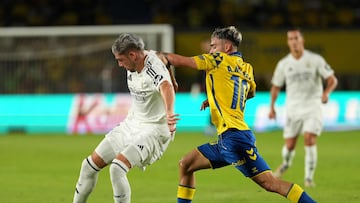 Real Madrid's Uruguayan midfielder #08 Federico Valverde fights for the ball with Las Palmas' Spanish midfielder #10 Alberto Moleiro during the Spanish league football match between UD Las Palmas and Real Madrid CF at the Gran Canaria stadium in Las Palmas de Gran Canaria on August 29, 2024. (Photo by Cesar Manso / AFP)
