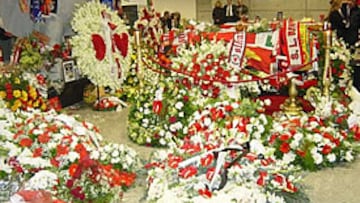 <B>ÚLTIMO HOMENAJE</b>. Junto al féretro de Feher se amontonaron coronas, ramos, retratos del joven, camisetas encarnadas del club y decenas de bufandas de hinchas.