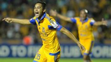 Alonso Zamora celebra después de anotar un gol ante el Isidro Metapán