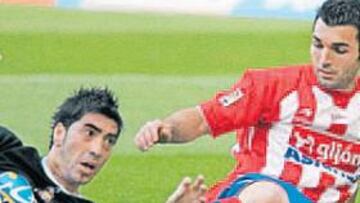 <b>POR LOS SUELOS. </b>David Barral, que no pudo marcar ante el Lorca, se va al suelo junto a un defensa del equipo murciano.