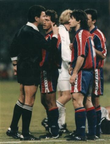 Real Madrid (2) - Barcelona (1). Michel simuló una caída en el área pequeña y el colegiado Díaz Vega no dudó en pitar la pena máxima.