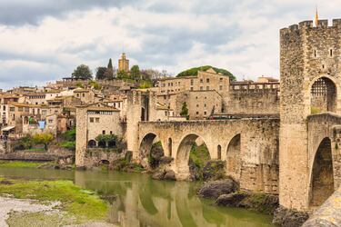 Situado en la comarca de La Garrocha, Besalú se proclama como el pueblo medieval más bonito de la provincia de Girona. Todo aquel que viaje allí viaja en el tiempo hasta la Edad Media al cruzar su puente románico sobre el río Fluvià. Ya en el casco medieval del pueblo, es imprescindible visitar el call, el antiguo barrio judío. Allí encontramos uno de los pocos miqvés o salas de baños rituales judíos que aún se conservan en Europa. El monasterio benedictino de San Pedro o la iglesia de San Vicente son otro de los lugares que te harán transportarte en el tiempo.