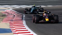 Max Verstappen pilota el Red Bull por delante de Fernando Alonso durante los libres del GP de Bahréin.