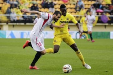 Bailly intenta parar a Vicente Iborra.