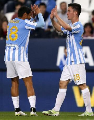 El centrocampista venezolano del Málaga Juan Pablo Añor "Juanpi" (d), celebra su gol, primero del equipo con su compatriota el defensa Roberto José Rosales durante el encuentro de la ida de octavos de final de la Copa del Rey ante el Levante, que ambos equipos disputan esta noche en el estadio de La Rosaleda.