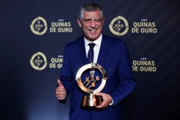 El seleccionador de Portugal, Fernando Santos, posa con su premio a Mejor Entrenador del año.