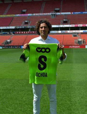 Otro dorsal peculiar en la carrera de Guillermo Ochoa es el '8' que portó con el Standard Lieja. La razón es un juego de palabras con su nombre, algo muy original.