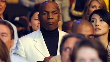 El exboxeador Mike Tyson presencia una pelea de Floyd Mayweather en el MGM Grand Garden Arena de Las Vegas.