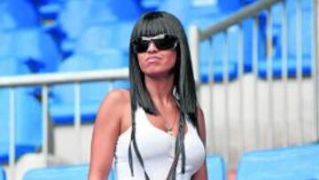 <b>La magia del Bernabéu. </b>Con su camiseta blanca: si por la de Kaká pagan lo que pagan, ¡la suya no tiene precio! Llegó pronto (las sillas vacías lo delatan) y el club falló: ¿por qué no hizo el saque de honor junto a Contador? A Alberto no le hubiese importado.