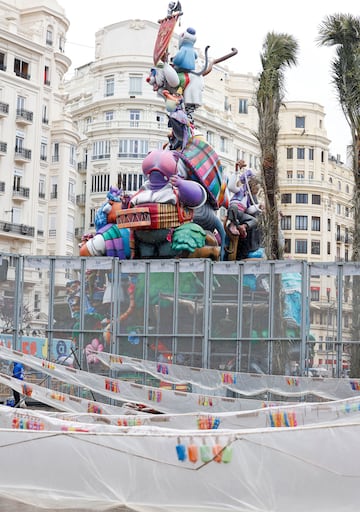 Este mircoles, 19 de marzo y da de San Jos, se celebrar el emocionante "Da de la Crem" en las Fallas de Valencia, donde ms de 700 monumentos que los artistas falleros han levantado por toda la ciudad ardern en un espectculo impresionante. Marcando el broche de oro de la fiesta ms emblemtica de Valencia y una de las ms multitudinarias de toda Espa?a. La noche se iluminar con fuegos artificiales.