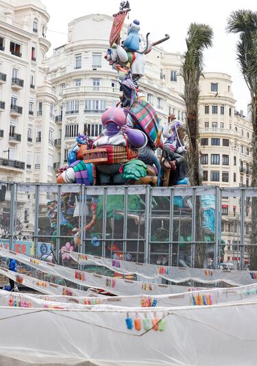 Este miércoles, 19 de marzo y día de San José, se celebrará el emocionante "Día de la Cremà" en las Fallas de Valencia, donde más de 700 monumentos que los artistas falleros han levantado por toda la ciudad arderán en un espectáculo impresionante. Marcando el broche de oro de la fiesta más emblemática de Valencia y una de las más multitudinarias de toda España. La noche se iluminará con fuegos artificiales.