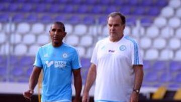 Franck Passi (i) junto a Bielsa en un entrenamiento.