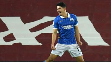 Steven Alzate celebrando su gol con Brighton ante Liverpool.