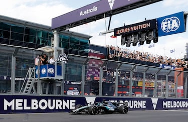 George Russell de Mercedes cruza la línea de meta para ganar el Gran Premio de Australia.