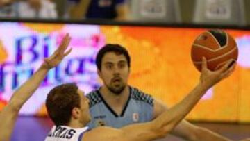 <b>DISCRETO. </b>Katelynas trata de anotar en la canasta estudiantil.