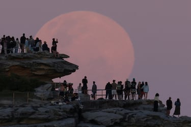 La luna se alza sobre North Bondi en Sídney, Australia.