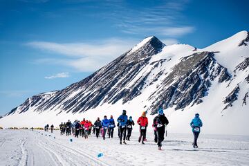 Un grupo de corredores participa en la Maratón de Hielo Antártico, carrera anual que tiene lugar a los pies de las montañas Ellsworth y a pocos cientos de kilómetros del Polo Sur. Corren sobre nieve y hielo con una temperatura de -20 C°, a una altitud de 700 m. Unas condiciones extremas que ponen a prueba a los deportistas.