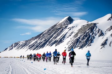 Un grupo de corredores participa en la Maratón de Hielo Antártico, carrera anual que tiene lugar a los pies de las montañas Ellsworth y a pocos cientos de kilómetros del Polo Sur. Corren sobre nieve y hielo con una temperatura de -20 C°, a una altitud de 700 m. Unas condiciones extremas que ponen a prueba a los deportistas.