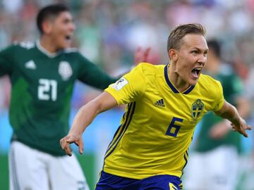 Sweden&#039;s defender Ludwig Augustinsson celebrates after scoring the opening goal during the Russia 2018 World Cup Group F football match between Mexico and Sweden at the Ekaterinburg Arena in Ekaterinburg on June 27, 2018. / AFP PHOTO / HECTOR RETAMAL / RESTRICTED TO EDITORIAL USE - NO MOBILE PUSH ALERTS/DOWNLOADS