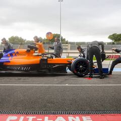 Sainz prueba los Pirelli del futuro