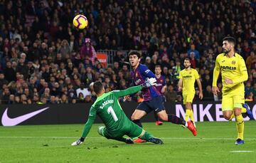 El jugador del Barcelona Aleñá marca el 2-0 al Villarreal. 