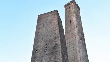 A general view of the medieval Garisenda tower, also known as the "leaning tower", and the Asinelli tower in Bologna, Italy, December 3, 2023. REUTERS / Jennifer Lorenzini
