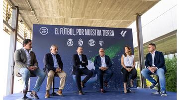 Los representantes de los cuatro clubes participantes junto a Martín y Louzán.