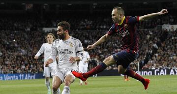 Éste sábado, a las 6 de la mañana, tiempo del centro de México, Real Madrid y Barcelona saldrán al Santiago Bernabéu a disputar el partido que paraliza el mundo. Una nueva edición del gran juego de España que podría dejar prácticamente sentenciado del campeonato, ya que los culés tiene ventaja de 11 puntos sobre los madrileños y de ocho sobre su más cerca perseguidor: el Atlético de Madrid. Además, el Barcelona no pierde en el Bernabéu desde 2014.