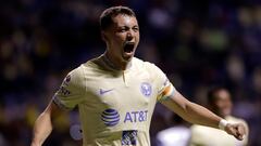 MEX6463. PUEBLA (MÉXICO), 12/10/2022.- Federico Viñas de América, celebra un gol anotado a Puebla hoy, durante un juego por los Cuartos de Final del torneo Apertura 2022 de la Liga MX hoy, en el estadio Cuauhtémoc, en la ciudad de Puebla (México). EFE/ Hilda Ríos
