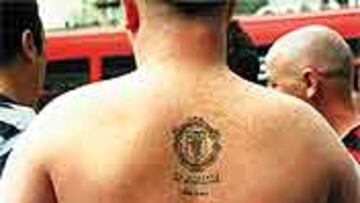 Un hooligan muestra el tatuaje que se hizo en memoria de los fallecidos en Múnich.