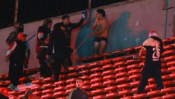Futbol, Independiente vs Universidad de Chile.
Octavos de final, Copa Sudamericana 2025.
Hinchas de Independiente pelean contra hinchas de Universidad de Chile durante el partido de vuelta de los octavos de final de la Copa Sudamericana disputado en el estadio Libertadores de America de Buenos Aires, Argentina.
20/08/2025
Fotobaires/Photosport
Football, Independiente vs Universidad de Chile.
Round of 16, 2025 Copa Sudamericana Championship.
Independiente fans are pictured during a round of 16, second leg match of the Copa Sudamericana Championship against Universidad de Chile at the Libertadores de America stadium in Buenos Aires, Argentina.
20/08/2025
Fotobaires/Photosport