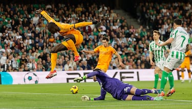 0-1. Pase de Kylian Mbappé al espacio para Ferland Mendy en el área verdiblanca. El defensa francés controla y da el pase de la muerte a Brahim Díaz que anota a placer el primer tanto del Real Madrid.