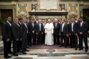 El Papa Francisco en una foto con la selección argentina de fútbol, durante una audiencia en el Vaticano, el 13 de agosto de 2013. El papa Francisco, el primer pontífice argentino de la historia, recibió hoy en audiencia privada en el Vaticano a las selecciones absolutas de fútbol de Italia y de Argentina, que mañana disputarán en Roma un partido amistoso en su honor.