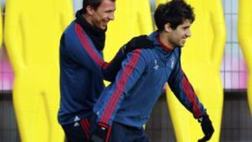 Mandzukic bromea con Javi.