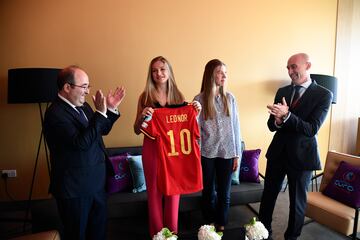 
La Princesa de Asturias , Doña Leonor y la Infanta Doña Sofia recibieron la camiseta de España el pasado julio.