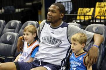 Ídolo entre los más jóvenes. Durant se fotografía junto a dos chicos con lacamiseta de los Thunder.