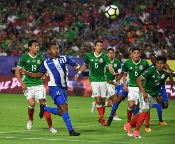 Mexico's Jesus Gallardo (R) defends against Ever Alvarado from Honduras (L) during their quarterfinal CONCACAF Gold Cup match on July 20, 2017 at the University of Phoenix Stadium in Glendale, Arizona. / AFP PHOTO / MARK RALSTON