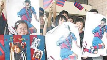 <b>EL AÑO PASADO. </b>Los aficionados chinos recibieron así al Barcelona en su gira oriental.