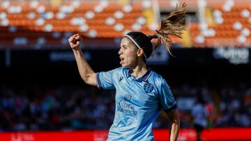 GRAFCVA9871. VALENCIA, 14/04/2024.- La jugadora del Levante, Alba Redondo, celebra el primer gol marcado al Valencia durante el partido de liga que disputan este domingo en el estadio de Mestalla. EFE/Ana Escobar
