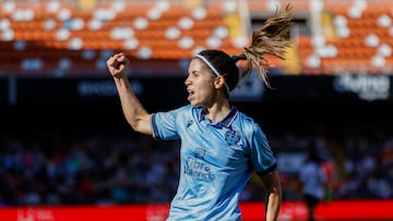 GRAFCVA9871. VALENCIA, 14/04/2024.- La jugadora del Levante, Alba Redondo, celebra el primer gol marcado al Valencia durante el partido de liga que disputan este domingo en el estadio de Mestalla. EFE/Ana Escobar
