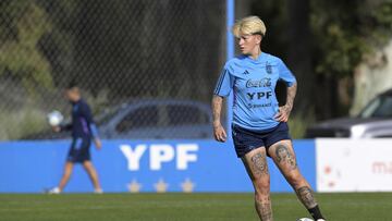 La jugadora de Palmeiras tiene tatuados a CR7 y a Maradona, sus futbolistas favoritos. (Photo by JUAN MABROMATA / AFP)